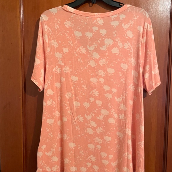 LuLaRoe Bailey Y Neck Short Sleeve Tee Size Large - Picture 4 of 5